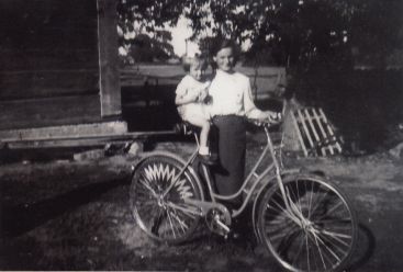Z Mamą na rowerach w dzieciństwie